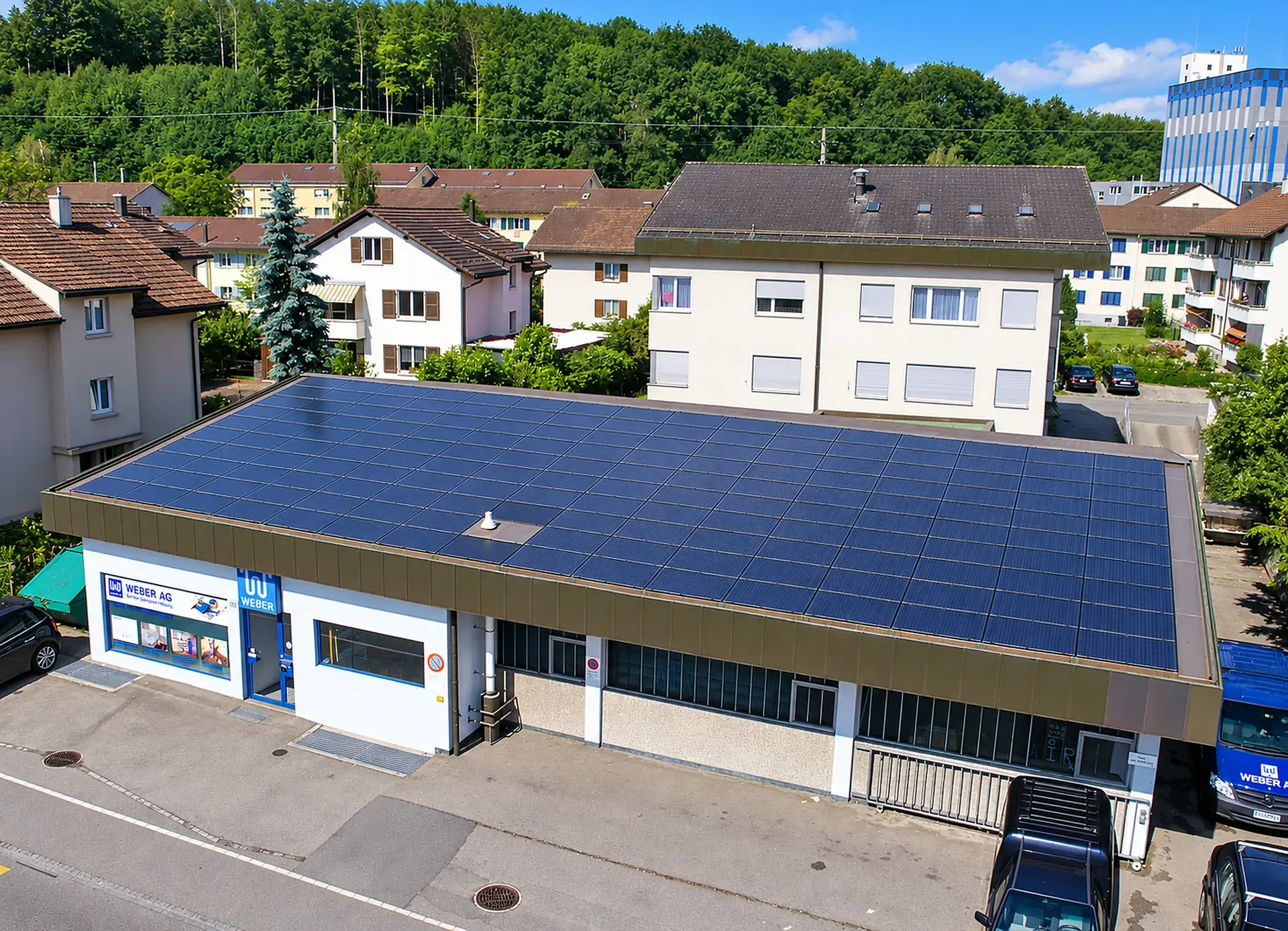 Firmengebäude der Weber AG mit Solaranlage auf dem Dach